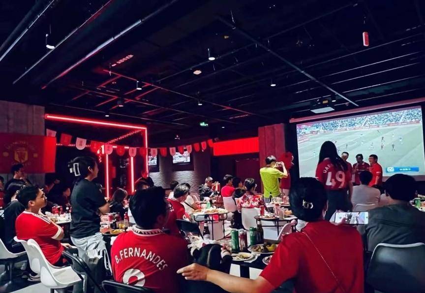 关于热火朝天，现场球迷为激情比赛疯狂呐喊的信息
